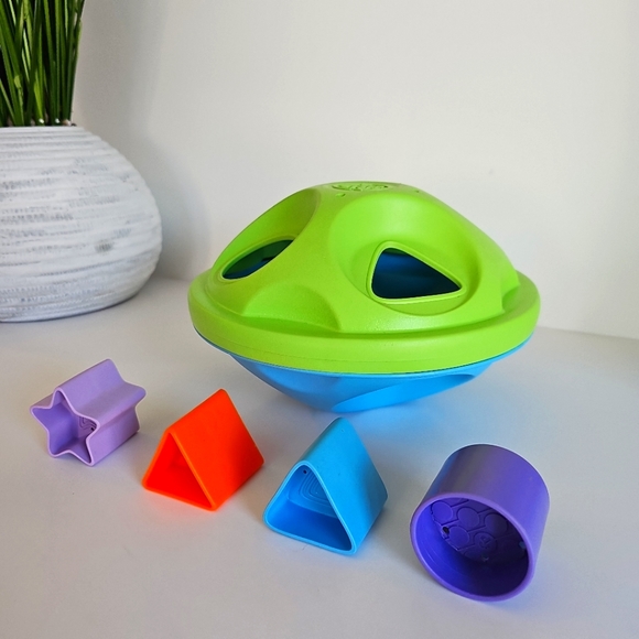 The Green Toys Shape Sorter, 1 star, 2 triangles, 1 circle, no square - Picture 7 of 8